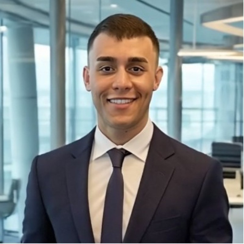 Daniel Silva headshot